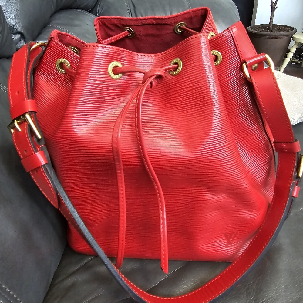 Louis Vuitton petite Noe Epi red leather